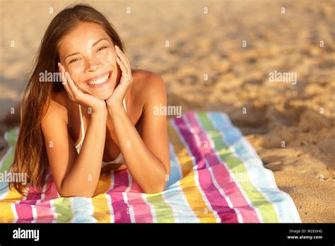 530,720 Frauen Am Strand Images, Stock Photos & Vectors